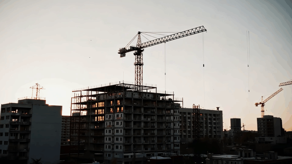 guindaste em predio em obras